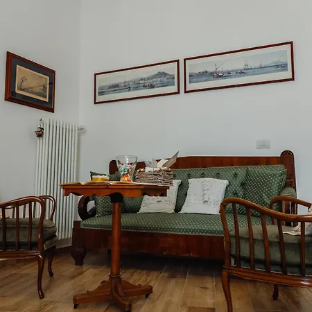 Lo Specchio Dei Papiri Bed & Breakfast 4*